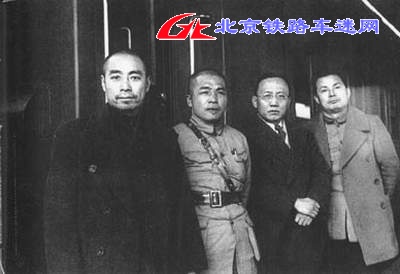 1938年周恩来郭沫若叶剑英彭德怀在武汉火车站.jpg