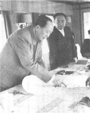 1963年毛在专列上审阅海河水利工程规划图.jpg