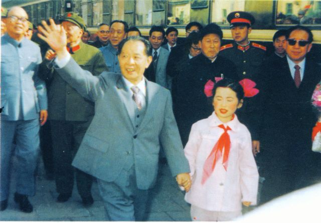 胡耀邦视察图门.jpg