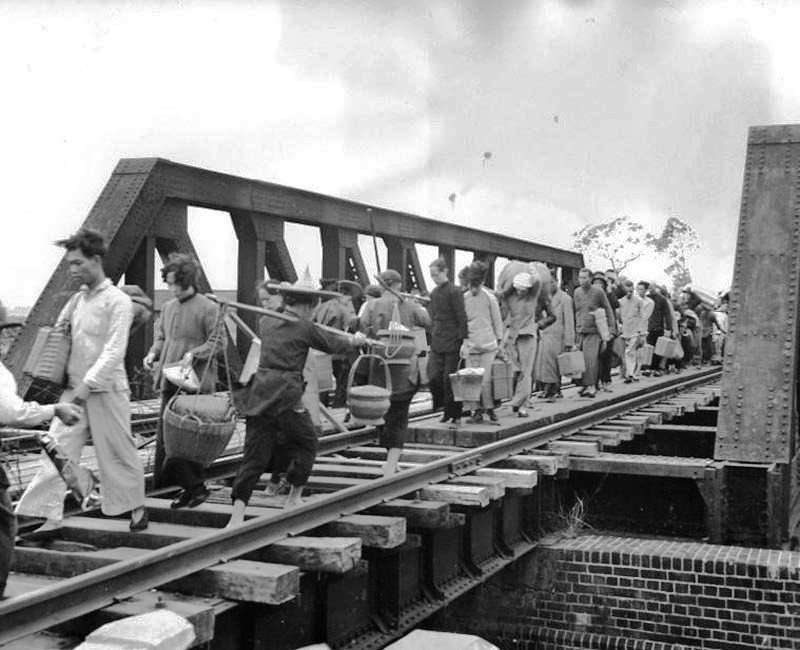1949年11月2日内地与香港边界难民过桥进入香港.jpg