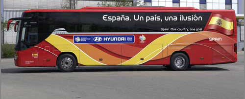 西班牙队大巴，口号是spain,one country,one goal(西班牙，一个国家，一个目标).jpg